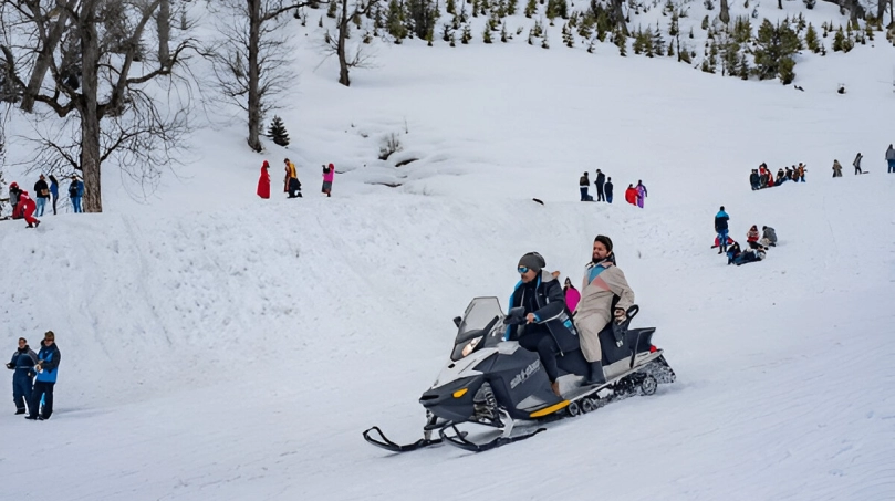 Shimla Welcomes Season's Second Snowfall : From The Ridge and Mall Road 
