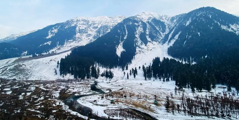 Snow Lovers Rejoice: Kashmir Receives Season's First Snowfall